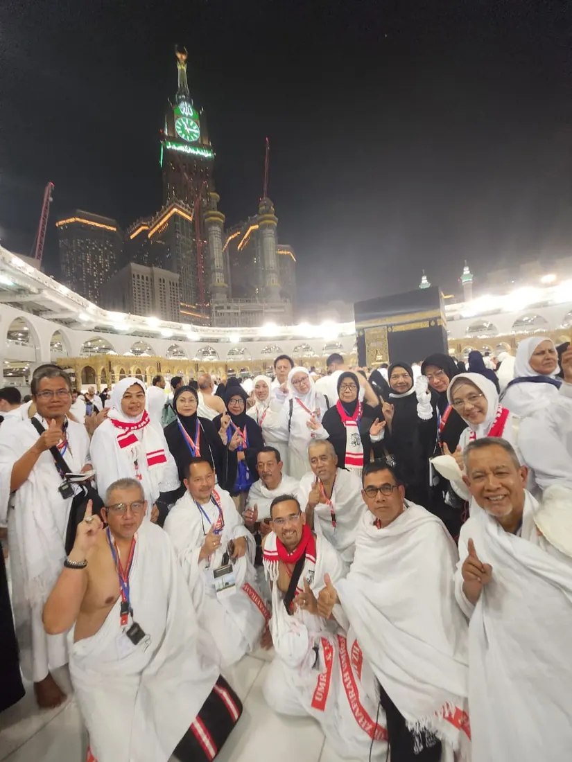 Dokumentasi jamaah di pelataran Masjidil Haram