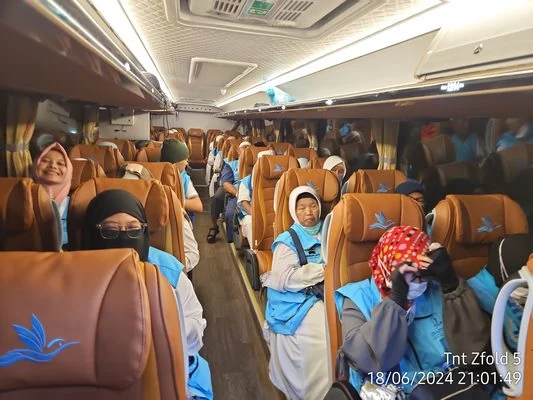 Jamaah Zhafirah dalam perjalanan pesawat
