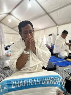 Jamaah sedang berdoa dalam dokumentasi Zhafirah