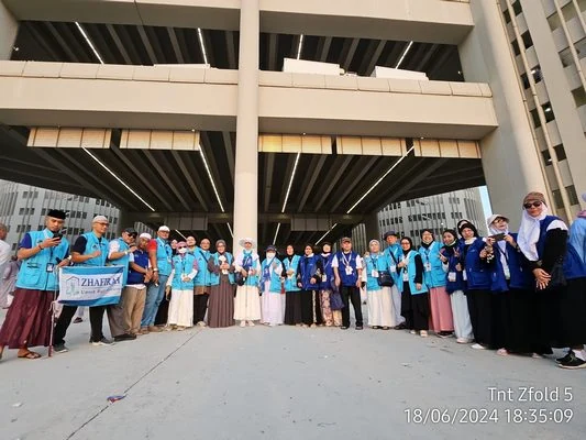 Rombongan jamaah Zhafirah dalam perjalanan
